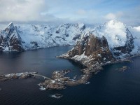 香蕉漫画倒着读一遍：先抓权威符号是不是在替论证站台，再把时间写成时间窗（读完更好讲）